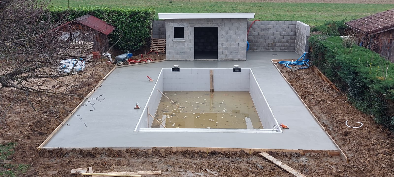 Lire la suite à propos de l’article Construction de piscine béton en Rhône-Alpes : tendances et conseils 2026